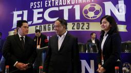 Ketua Umum PSSI periode 2023-2027 Erick Thohir berbincang bersama Wakil Ketua Umum PSSI ll Zainudin Amali dan Wakil Ketua Umum PSSI l Ratu Tisha (kiri ke kanan) saat Kongres Luar Biasa Persatuan Sepak Bola Seluruh Indonesia (KLB PSSI) 2023 di Jakarta, Kamis (16/2/2023). Erick Thohir terpilih menjadi Ketua Umum PSSI periode 2023-2027 menggantikan posisi Mochamad Iriawan yang habis masa jabatannya. (Liputan6.com/Herman Zakharia)
