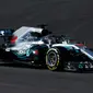 Pembalap Mercedes Lewis Hamilton mengendarai mobilnya saat tes pramusim di Sirkuit de Catalunya, Spanyol (6/3). Musim baru F1 akan berlangsung mulai 25 Maret 2018 dengan GP Australia sebagai pembuka. (AP Photo / Manu Fernandez)