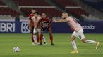 Partai pembuka BRI Liga 1 2021/2022 antara Bali united menghadapi Persik Kediri di Stadion Gelora Bung Karno, Jakarta Pusat, Jumat (27/8/2021) masih sama kuat 0-0 di babak pertama. Persik bisa saja unggul 1-0 andai tendangan penalti Yousseff Ezzejjari berbuah gol. (Foto: Bola.com/Ikhwan Yanuar)