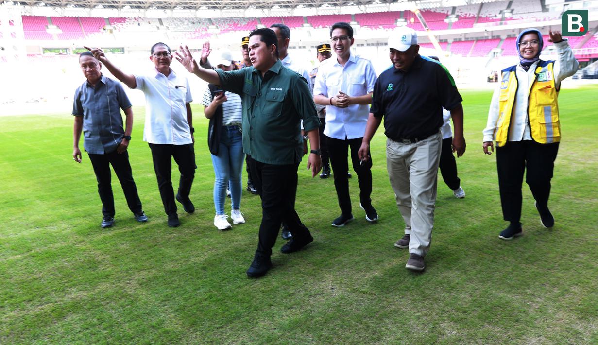 Ketua Umum PSSI, Erick Thohir beserta dua Waketum, Zainudin Amali dan Ratu Tisha Destria merampungkan kunjungannya ke enam venue Piala Dunia U-20 2023 saat meninjau Stadion Utama Gelora Bung Karno (SUGBK) Senayan, Jakarta, Senin (13/3/2023). Dalam kunjungan yang juga ditemani oleh jajaran pengurus PSSI dan LOC Piala Dunia U-20 2023, Erick Thohir menilai SUGBK sebagai venue yang paling minim kekurangannya, yaitu masalah rumput yang rusak akibat dipakai konser musik. Untuk itu Erick Thohir menghimbau agar SUGBK toidak lagi menyelenggarakan event selain sepak bola hingga dimulainya ajang Piala Dunia U-20 2023 ynag tinggal 3 bulan lagi. (Bola.com/M Iqbal Ichsan)