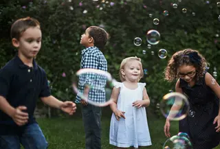 Alih-alih memuji harta atau prestasi secara berlebihan, fokuslah memuji usaha, kerja keras, dan sikap baik anak. Ini menumbuhkan rasa percaya diri yang sehat tanpa perlu pamer. (Foto: Katherine Hanlon/Unsplash)