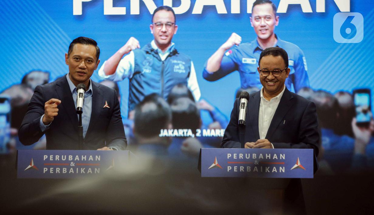 Ketua Umum Partai Demokrat Agus Harimurti Yudhoyono atau AHY (kiri) bersama Anies Baswedan menyampaikan pernyataan kepada awak media usai menggelar rapat terbatas di DPP Partai Demokrat, Jakarta, Kamis (2/3/2023). Dalam rapat terbatas tersebut membahas bahwa Partai Demokrat telah resmi memberikan dukungan kepada Anies Baswedan untuk maju sebagai calon presiden pada Pemilihan Presiden 2024. (Liputan6.com/Faizal Fanani)