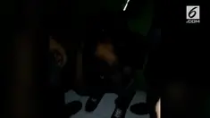 Seorang pria nekat mencuri kotak amal di sebuah musalah. Akibatnya ia menjadi sasaran amukan warga yang memergoki aksinya.