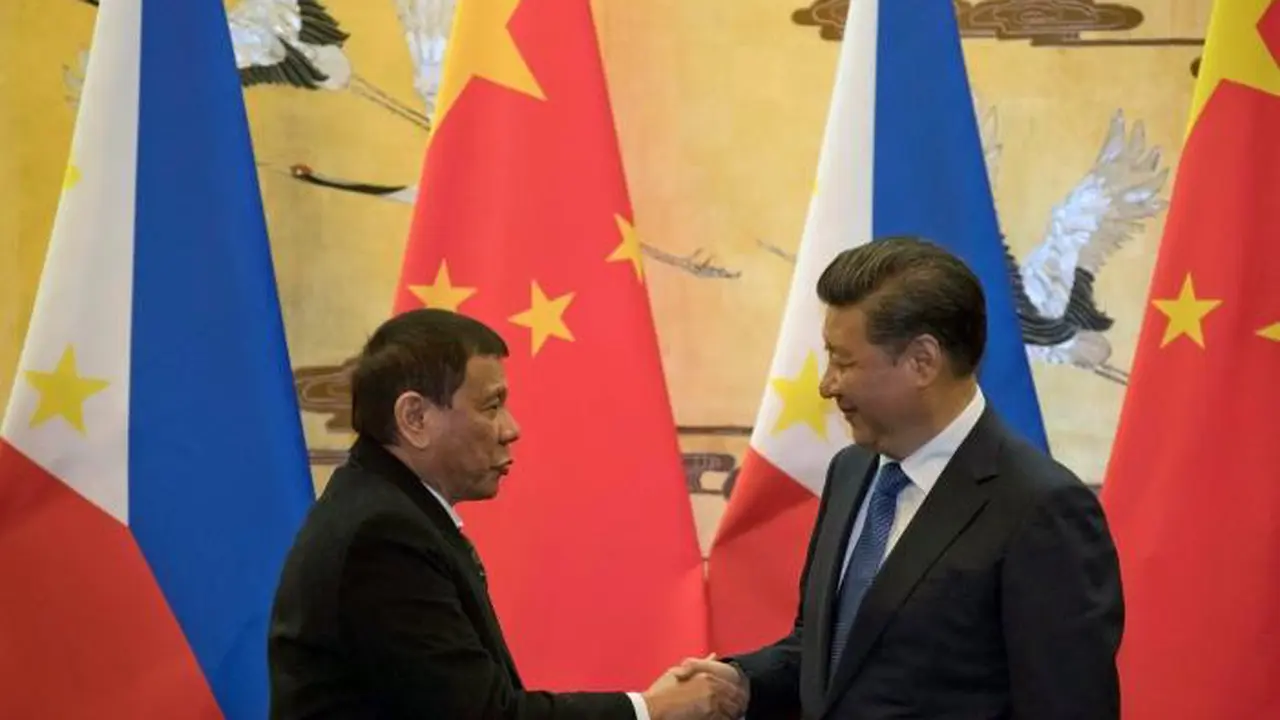 Presiden Rodrigo Duterte bersalaman dengan Presiden China, Xi Jinping dalam lawatan kenegaraan ke Tiongkok