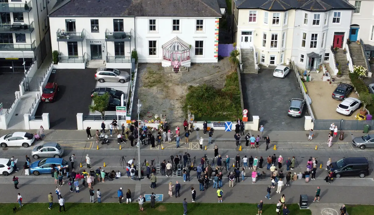 Sejak pukul 10.30 waktu setempat, ribuan orang yang terdiri dari masyarakat Irlandia dan penggemar memenuhi tepi jalan untuk memberi penghormatan terakhir kepada Sinead O’Connor. (Niall Carson/PA via AP)