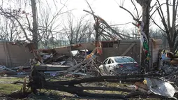 Sebuah mobil terlihat diantara puing-puing bangunan setelah tornado menghantam Clarksdale, Mississipi, Kamis (24/12). Badai tornado menerjang wilayah Amerika Serikat bagian selatan dan menewaskan 11 orang.  (REUTERS/ Justin A. Shaw)