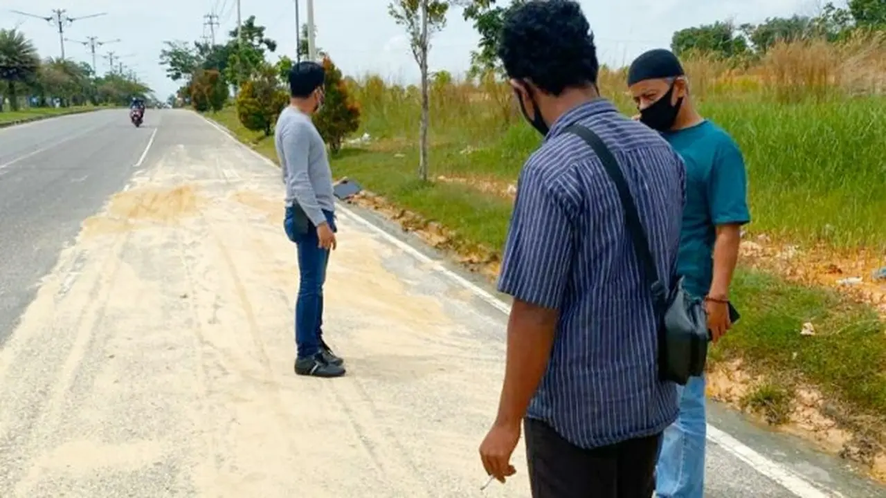 Personel Polsek Tampan melakukan olah tempat kejadian perkara jambret di Pekanbaru.