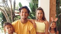 Pasangan Jennifer Bachdim dan Irfan Bachdim juga memilih untuk menetap di Bali. Suasana indah Bali sepertinya bikin pasangan suami istri itu selalu mesra ya. Buktinya Jennifer dan Irfan selalu bisa membuat warganet iri dengan kehangatan dari keluarga kecilnya. (Liputan6.com/IG/ibachdim)