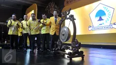 Ketua Umum Golkar Setya Novanto memukul gong sebagai tanda pembukaan Rapat Pimpinan Nasional (Rapimnas) Golkar di Jakarta Convention Center, Jakarta, Rabu (27/7). Rapimnas Golkar diselenggarakan 27 hingga 28 Juli 2016. (Liputan6.com/Johan Tallo)
