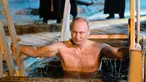 Presiden Rusia Vladimir Putin berendam di air dingin di Danau Seliger di desa Svetlitsa, Rusia (19/1). Ribuan pengikut Gereja Ortodoks Rusia akan berendam ke sungai dan kolam es merayakan Epiphany. (Alexei Druzhinin, Sputnik, Kremlin Pool Photo via AP)
