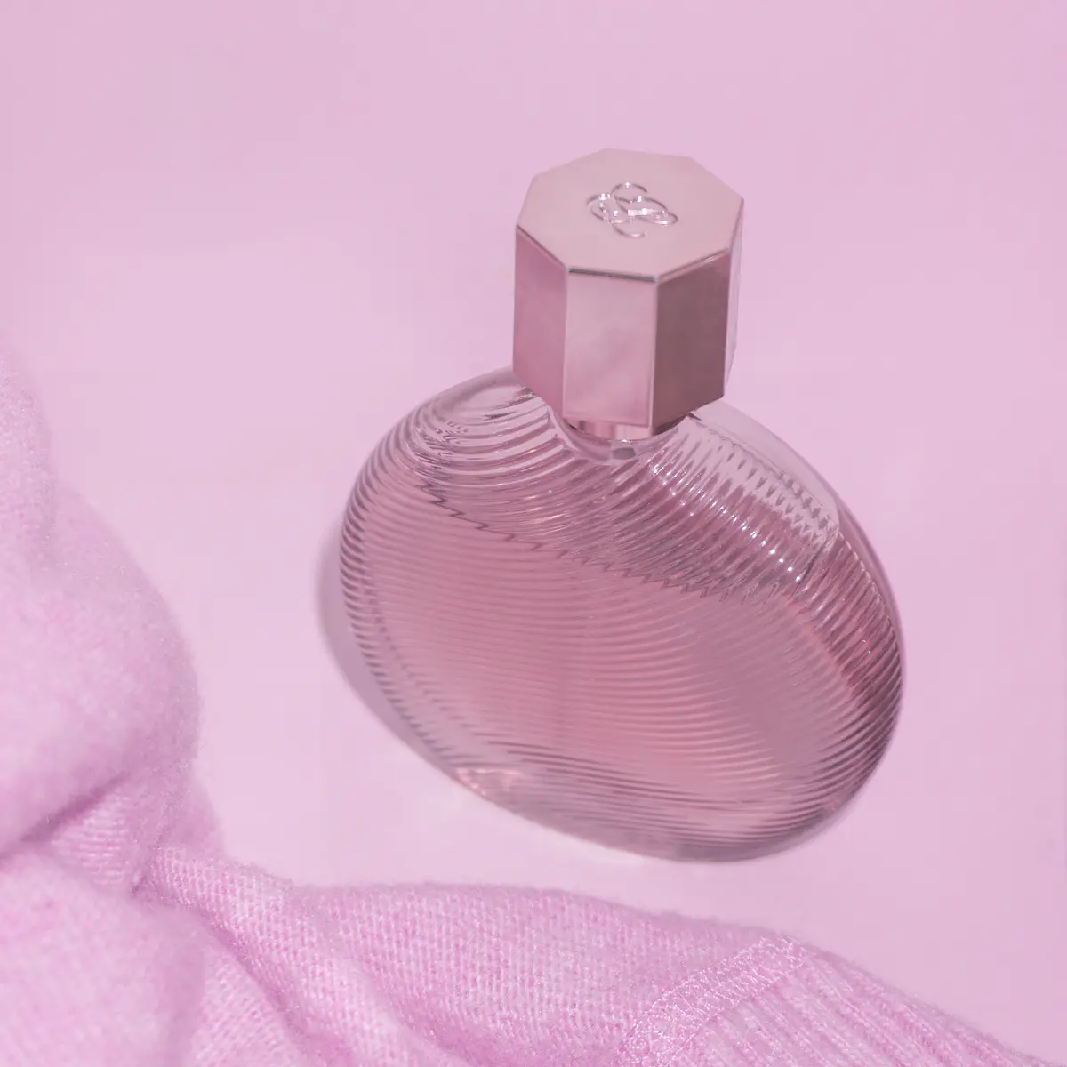 15 Rekomendasi Parfum Wanita Terbaik yang Wangi Tahan Lama