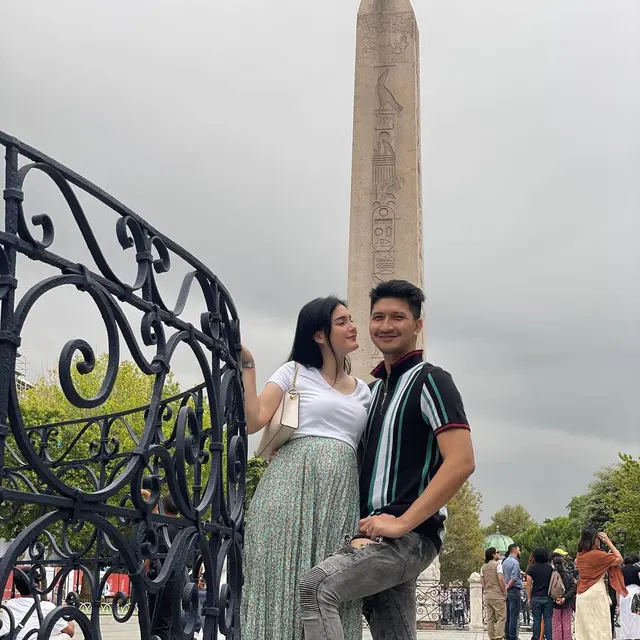 Perut Makin Buncit, Ini 6 Potret Terbaru Yasmine Ow yang Kian Memesona