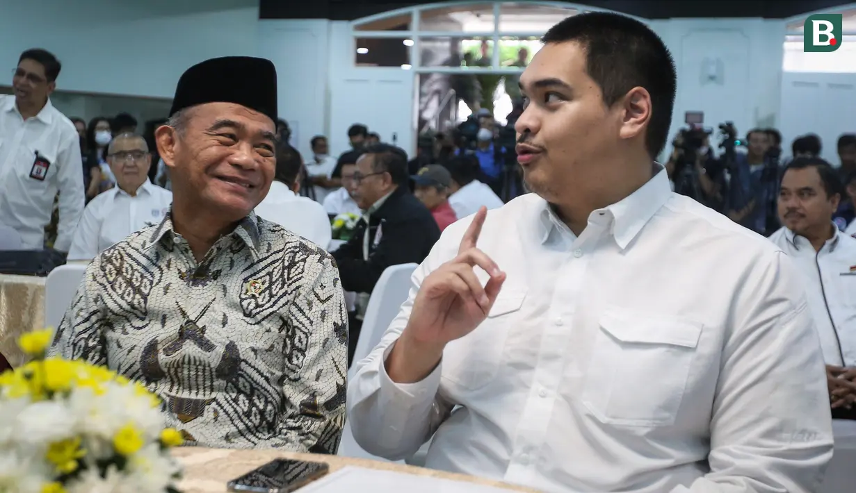 <p>Menteri Pemuda dan Olahraga baru, Dito Ariotedjo (kanan) berbincang degan Plt Menpora 2023, Muhadjir Effendy saat acara Serah Terima Jabatan (Sertijab) Menpora 2023 di Auditorium Wisma Kemenpora, Senayan, Jakarta Pusat, Selasa (04/04/2023).&nbsp;Ario Bimo Nandito Ariotedjo resmi dilantik sebagai Menpora sisa jabatan 2019-2024 menggantikan Zainudin Amali yang mengundurkan diri karena terpilih sebagai Wakil Ketua Umum PSSI. (Bola.com/Bagaskara Lazuardi)</p>