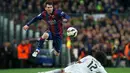 Penyerang Barcelona, Lionel Messi berusaha melewati bek Real Madrid Marcelo pada laga Liga Spanyol di Stadion Nou Camp, Senin (23/3/2015). Barcelona Menang 2-1 atas Real Madrid. (Reuters/Albert Gea