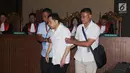 Tersangka korupsi e-KTP, Setya Novanto dipapah petugas saat memasuki ruang sidang Pengadilan Tipikor, Jakarta, Rabu (13/12). Sidang tersebut dipimpin oleh Ketua Majelis Hakim Yanto. (Liputan6.com/Helmi Fithriansyah)