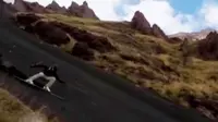 Aksi Ekstrem Main Ski di Lereng Gunung Berapi