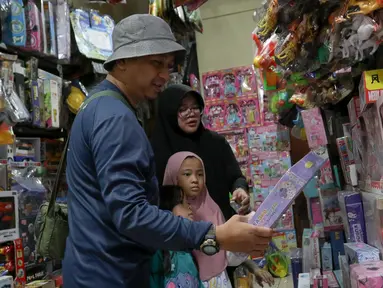 Warga memilih mainan yang dijual di Pasar Gembrong, Jakarta, Rabu (2/4/2025). (Liputan6.com/Herman Zakharia)