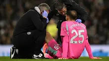 Kiper Manchester City asal Italia bernomor punggung 25, Gianluigi Donnarumma, menerima perawatan medis selama pertandingan Liga Inggris antara Manchester City dan Leeds United di Stadion Etihad di Manchester, barat laut Inggris, pada 29 November 2025. (Oli SCARFF/AFP)