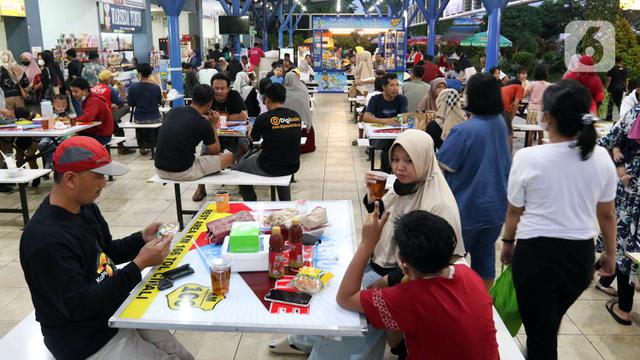 FOTO: Suasana Buka Puasa Ramadhan Pemudik di Rest Area Tol Cikopo - Palimanan