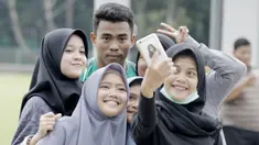 Bek Timnas Indonesia, Nurhidayat Haris, foto bersama fans usai latihan di Lapangan ABC Senayan, Jakarta, Kamis (22/2/2018). Latihan ini dilakukan untuk persiapan Piala AFF U-18 2018 dan Piala Asia U-19 2018. (Bola.com/M Iqbal Ichsan)