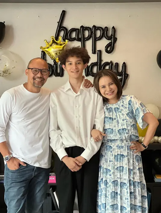 3 Oktober 2023 ini, Rizky genap berusia 17 tahun. Momen perayaan ulang tahun Rizky didampingi oleh dua orang tuanya. Meski telah bercerai 14 tahun lalu, Rossa dan Yoyo menjalin hubungan baik. [Instagram/yoyoprasetyo29]