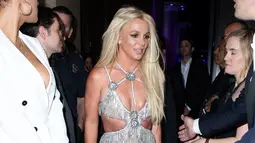 Britney Spears berpose saat menghadiri Penghargaan GLAAD Media Awards 2018 ke-29 di Beverly Hilton Hotel di Beverly Hills, California (12/4). Bintang pop berusia 36 tahun ini tampil dengan gaun perak super seksi. (AP Photo/Chris Pizzelo)