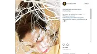 Roro Fitria lakukan perawatan wajah dengan diamond (Foto: Instagram)