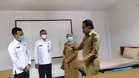 Wali Kota Bogor Bima Arya saat menandatangani perjanjian kerjasama penanganan dan perawatan pasien Covid-19 di Kota Bogor. (Liputan6.com/Bima Arya)