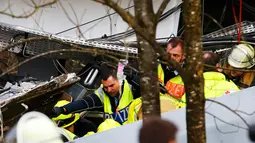 Petugas medis memegang botol infus untuk korban tabrakan antara dua kereta di dekat Bad Aibling, Jerman, Selasa (9/2). Kecelakaan tersebut merupakan yang terburuk yang terjadi di wilayah Bavaria selama beberapa tahun terakhir. (REUTERS/Michael Dalder)