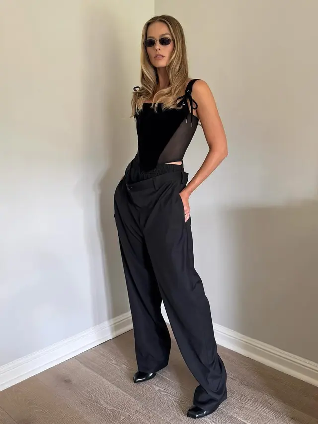 Cara Keren Margot Robbie Padukan Corset dan Baggy Pants