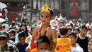 Seorang anak Nepal mengenakan kostum seperti dewa Krishna mengikuti Gai Jatra cow festival di Kathmandu, Nepal (8/8). Festival Gai jatra ini juga disebut festival sapi dan cukup populer di Nepal. (AFP Photo/Prakash Mathema)