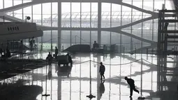 Para pekerja menyelesaikan pembangunan Bandara Internasional Beijing Daxing di pinggiran Beijing, China (1/3). Pembangunan terminal bandara ini direncanakan akan rampung pada Septembr 2019. (AP Photo/Ng Han Guan)