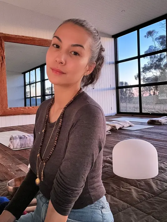 Memesonanya Nadya Hutagalung dalam balutan outfit kasual. Rambutnya yang telah memutih diikat ke belakang, memperlihatkan Nadya Hutagalung yang bare face. [Foto: Instagram/nadyahutagalung]