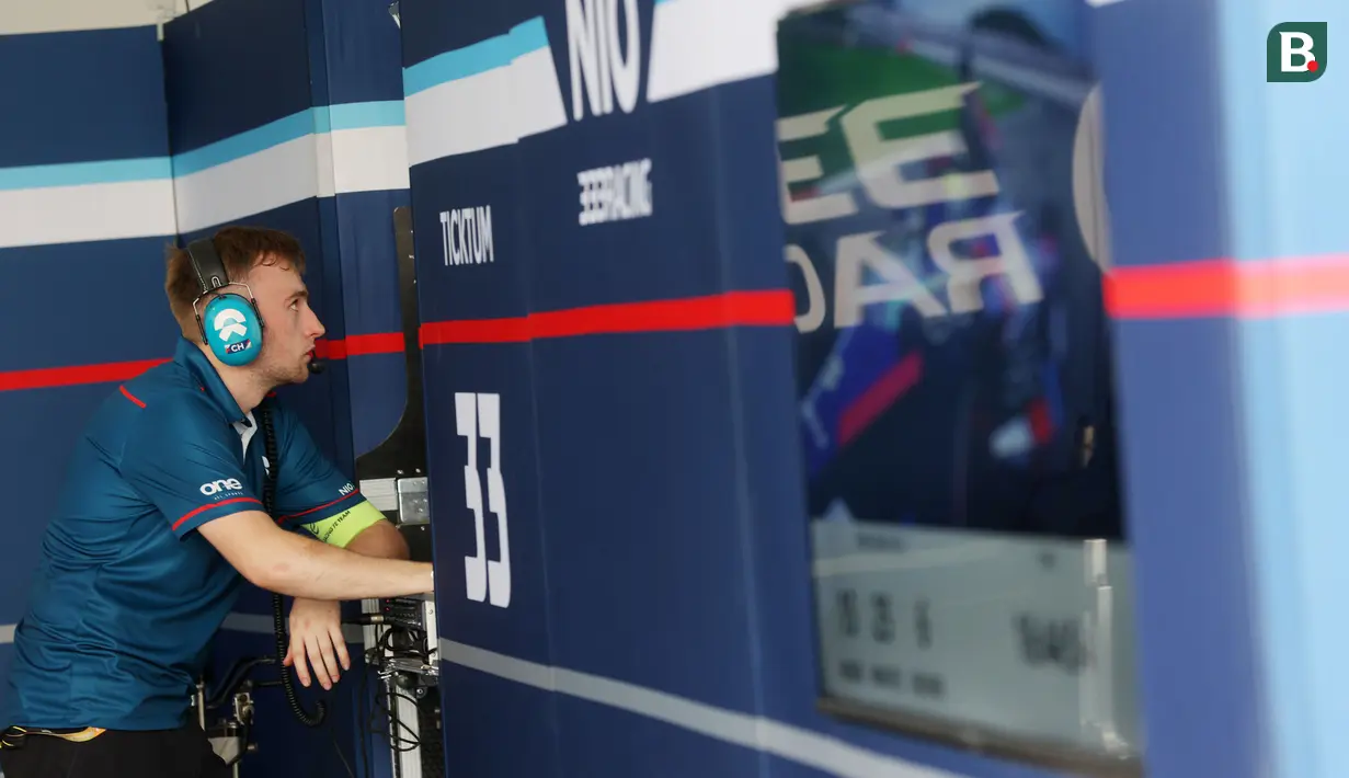 Kru paddock Nio 333 Racing melakukan persiapan jelang balapan Formula E di Sirkuit International E-Prix Circuit (JIEC), Ancol, Jakarta, Jumat (02/06/2023). (Bola.com/M Iqbal Ichsan)