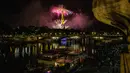 Kembang api menerangi Menara Eiffel selama perayaan Hari Bastille di Paris pada Selasa (14/7/2020) malam. Perayaan yang digelar setiap tanggal 14 Juli ini dalam rangka untuk memperingati penyerbuan benteng penjara Bastille pada 14 Juli 1789 silam. (AP Photo/Rafael Yaghobzadeh)
