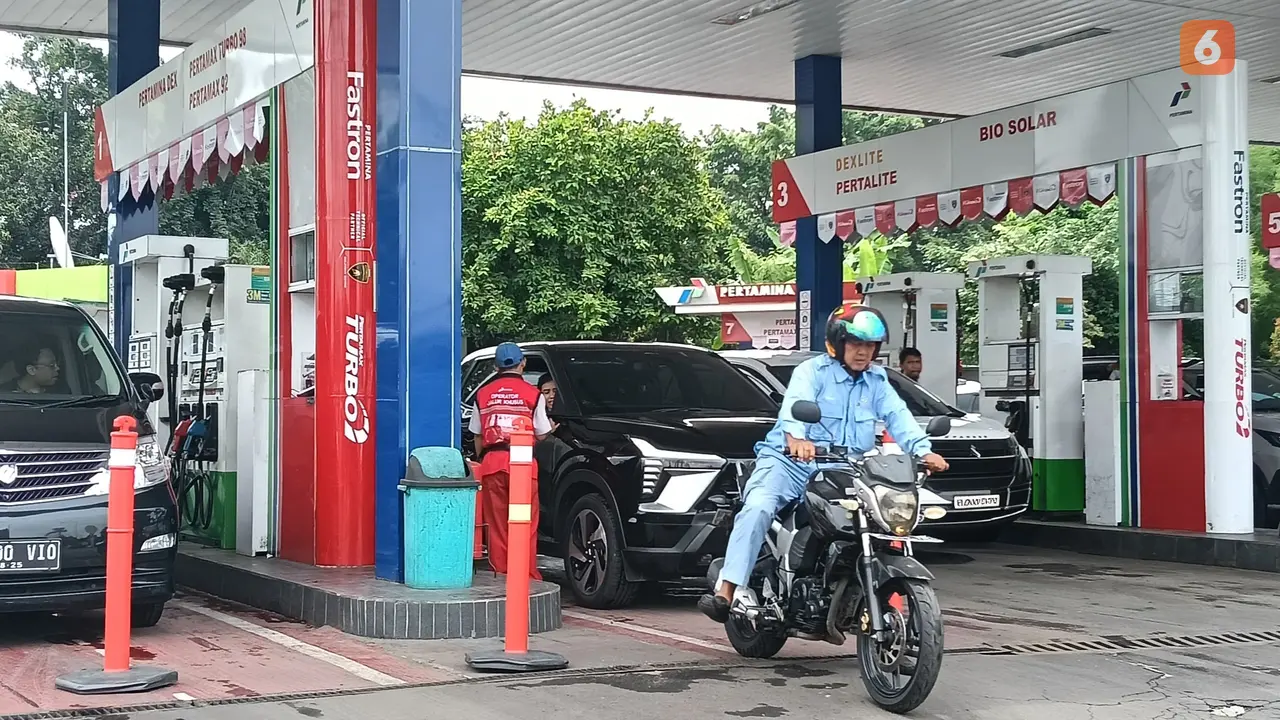 Kendaraan Mengisi BBM di SPBU Kota Cilegon, Banten. (Rabu, 26/02/2025). (Yandhi Deslatama/Liputan6.com).