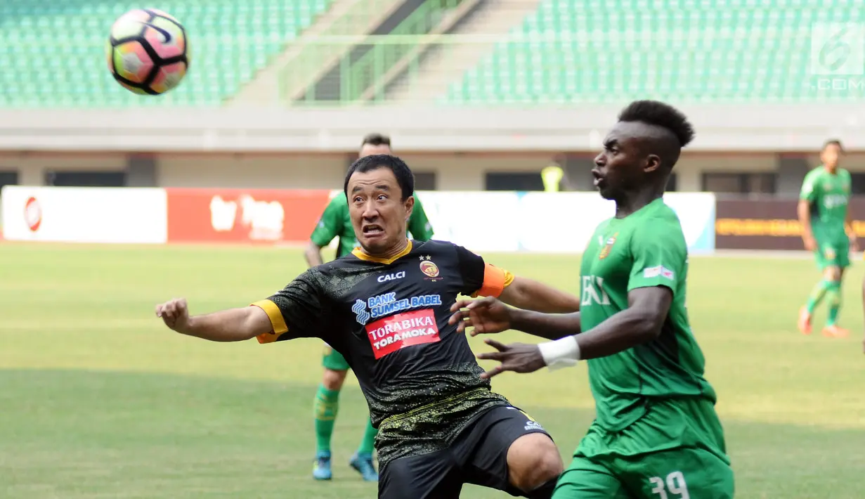 Penyerang Bhayangkara FC, Guy Junior Nke (kanan) berebut bola dengan pemain Sriwijaya FC, Yu Hyunkoo pada lanjutan Liga 1 Indonesia di Stadion Patriot Candrabhaga, Bekasi,, Minggu (20/8). Bhayangkara FC menang 2-1. (Liputan6.com/Helmi Fithriansyah)