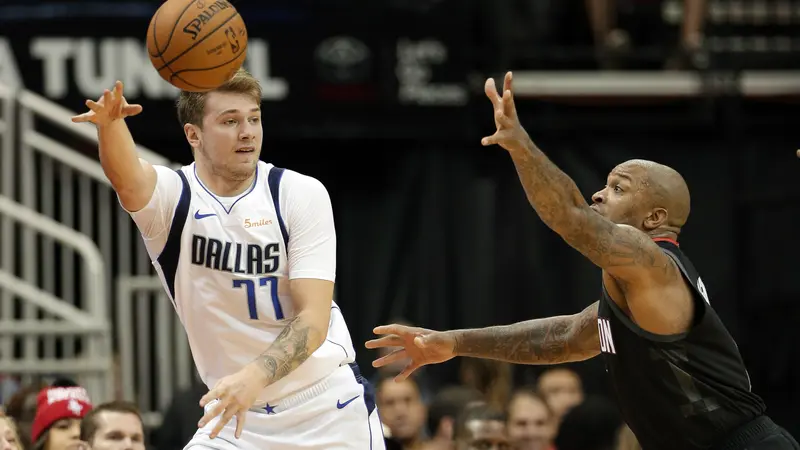 Aksi Luka Doncic saat Mavericks kalahkan Rockets pada laga NBA