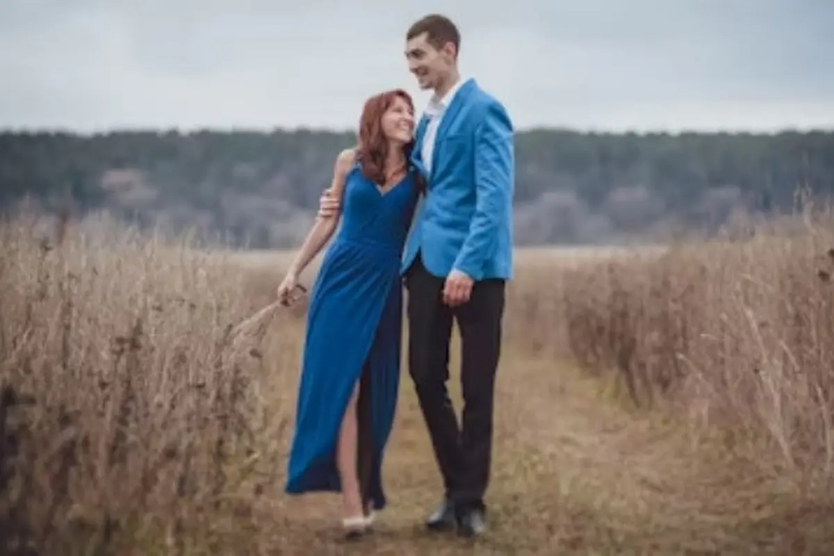 Ilustrasi Baju Kondangan Couple (Credit: Mihail Tregubov/Unsplash)