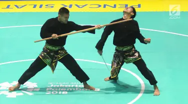 Pesilat Indonesia Yolla Primadona Jumpil dan Hendy beraksi dalam nomor seni ganda putra Asian Games 2018 di Padepokan Pencak Silat, TMII, Jakarta, Senin (27/8). Tim silat Indonesia meraih medali emas dengan skor 580. (Merdeka.com/Arie Basuki)