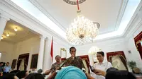 Presiden Joko Widodo bersama Dubes RI untuk Brasil Toto Riyanto didampingi Menlu Retno LP Marsudi, menggelar jumpa pers usai mengadakan pertemuan mendadak dan tertutup di Istana Merdeka, Jakarta, Selasa (24/2/2015). (Liputan6.com/Faizal Fanani)