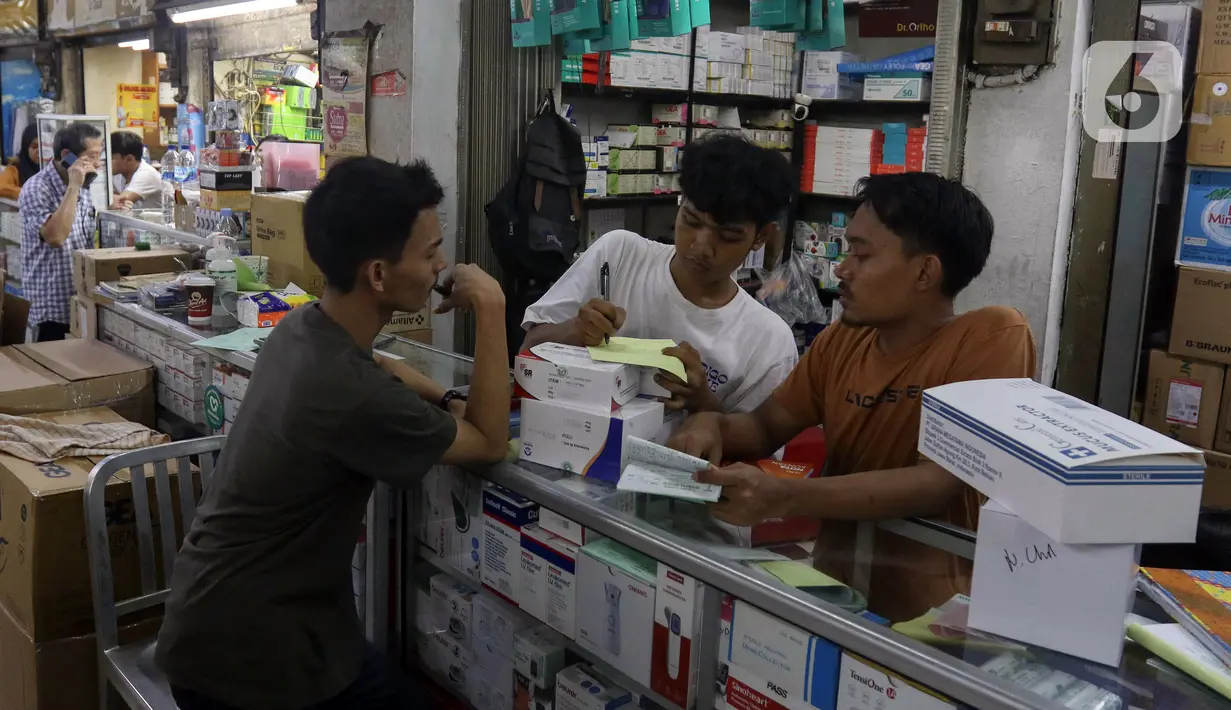 Selain harga obat-obatan, masyarakat di Indonesia juga harus membayar lebih mahal untuk pembelian alat-alat kesehatan (alkes). (Liputan6.com/Herman Zakharia)