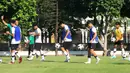 Pemain Timnas Indonesia U-17 saat sesi latihan di Lapangan A Senayan, Jakarta, Kamis (20/7/2023). Sebanyak 34 pemain mengikuti seleksi skuad Piala Dunia U-17 2023 di Indonesia. (Bola.com/M Iqbal Ichsan)