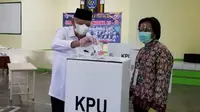 Calon Gubernur Kalimantan Utara nomor urut satu Udin Hianggio mencoblos Pilkada 2020, Rabu (9/12/2020). (Liputan6.com/ Siti Hadiani)