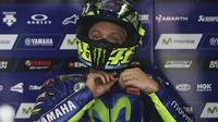Pebalap Yamaha, Valentino Rossi, masih menghadapi masalah besar menjelang balapan MotoGP Argentina di Termas de Rio Hondo, Minggu (9/4/2017). (EPA/David Fernandez)