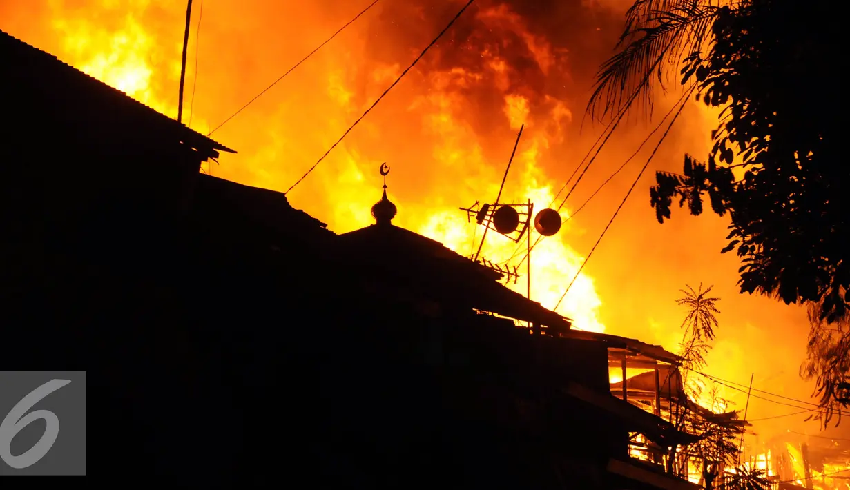 Kebakaran yang terjadi di belakang Senayan City, Jakarta, Minggu (3/7) dini hari.Puluhan rumah semi permanen hangus dilahap di jago merah. (Liputan6.com/Helmi Afandi)