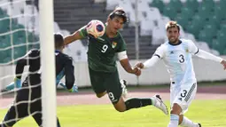 Pemain Bolivia, Marcelo Martins, mencetak gol ke gawang Argentina pada laga kualifikasi Piala Dunia 2022 di Estadio Hernando Siles, Rabu (14/10/2020). Argentina menang dengan skor 2-1. (AP/Juan Karita)