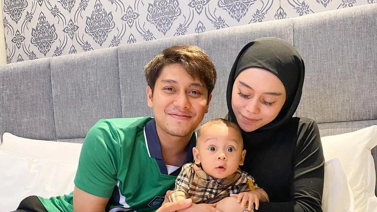 Bahagianya Rizky Billar, saat merayakan ulang tahun ke-27. Lantaran, ia tak hanya berdua dengan sang istri tapi juga dengan Baby L. (Foto: Instagram/@lestykejora)