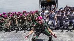 Prajurit Marinir bergaya usai latihan bersama dalam Rim of the Pasific (RIMPAC) 2014, Jakarta, Selasa (2/9/2014) (Liputan6.com/Faizal Fanani)