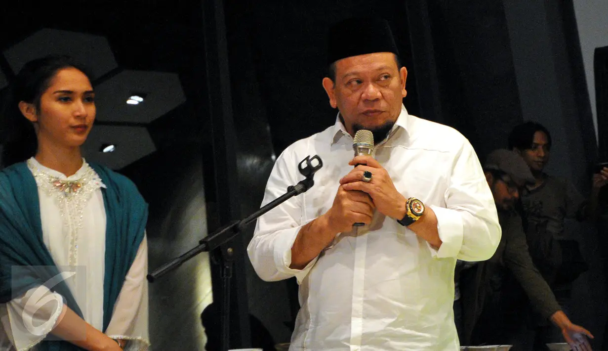 Ketua Umum PSSI La Nyalla Mahmud Matalitti (kanan) ketika memberikan sambutan dalam acara buka puasa bersama dengan anak yatim piatu di kantor PSSI, Senayan, Jakarta, Kamis (25/6/2015). (Liputan6.com/Yoppy Renato)